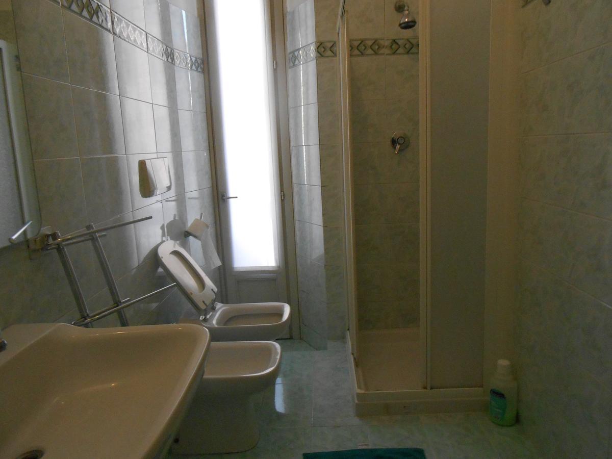 Camera Matrimoniale con Bagno in Comune e Balcone
